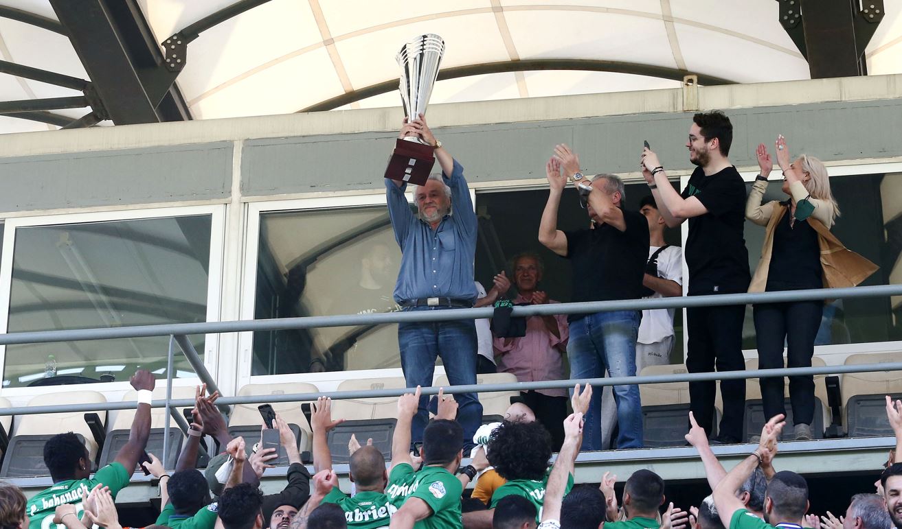 Ο Κομπότης με την κούπα