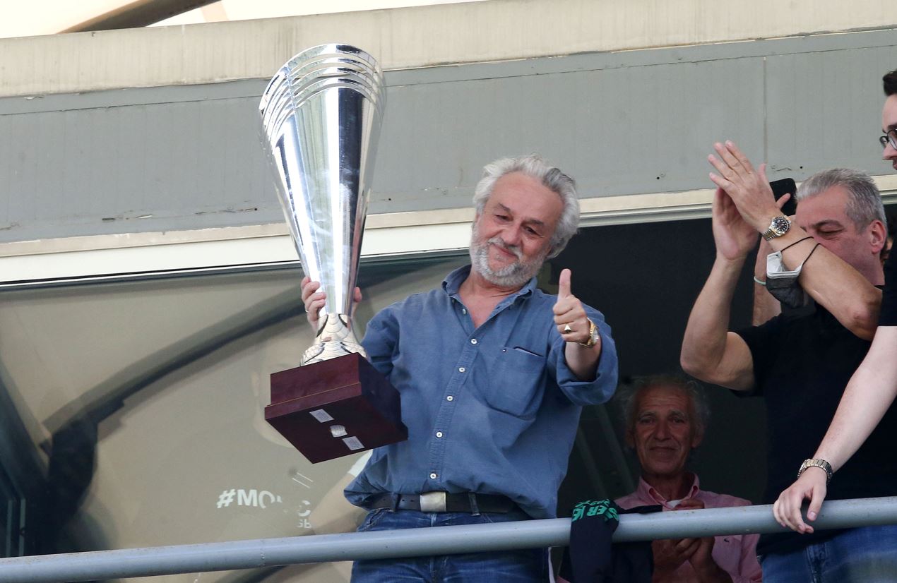 Ο Κομπότης με την κούπα