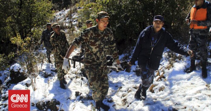 Νεπάλ-Εντοπίστηκαν-συντρίμμια-του-αεροσκάφους-με-τους-22-επιβαίνοντες.jpg
