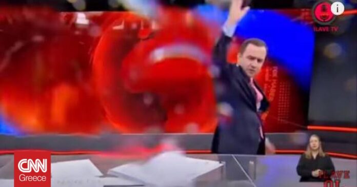 Τουρκία-Παρουσιαστής-έγινε-έξαλλος-με-ρεπορτάζ-Έσπασε-το-ποτήρι.jpg