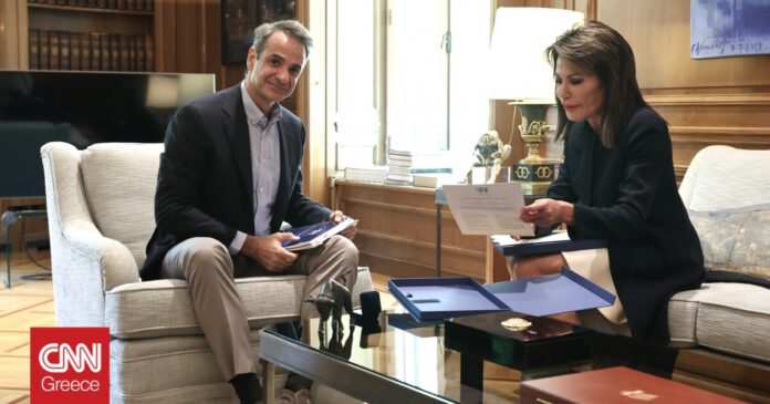 1655894333_Συνάντηση-Μητσοτάκη-με-τη-Γιάννα-Αγγελοπούλου-Δασκαλάκη-Του-παρέδωσε-τον.jpg