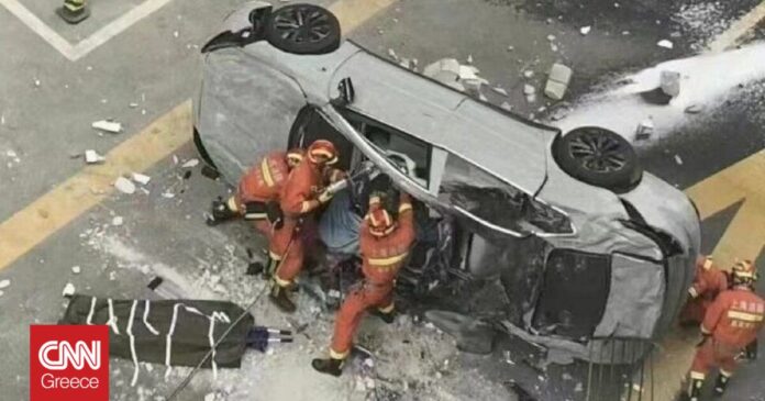 1656055062_Ηλεκτρικό-αυτοκίνητο-έπεσε-από-τον-τρίτο-όροφο-στη-Σαγκάη-–.jpg