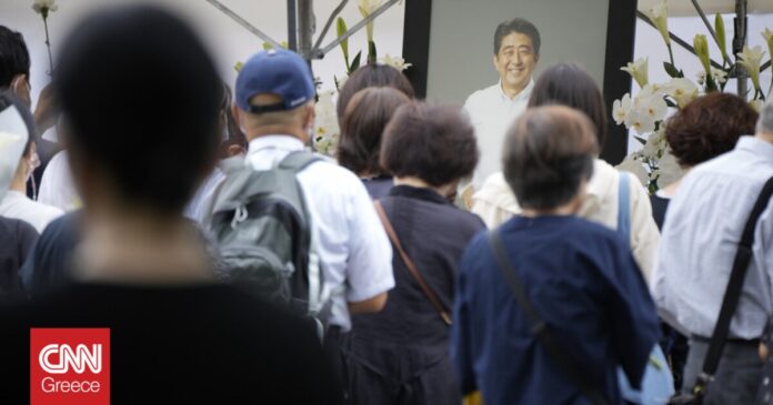 1657610207_Ιαπωνία-Με-δάκρυα-στα-μάτια-αποχαιρέτησαν-οι-Ιάπωνες-τον-οραματιστή.jpg