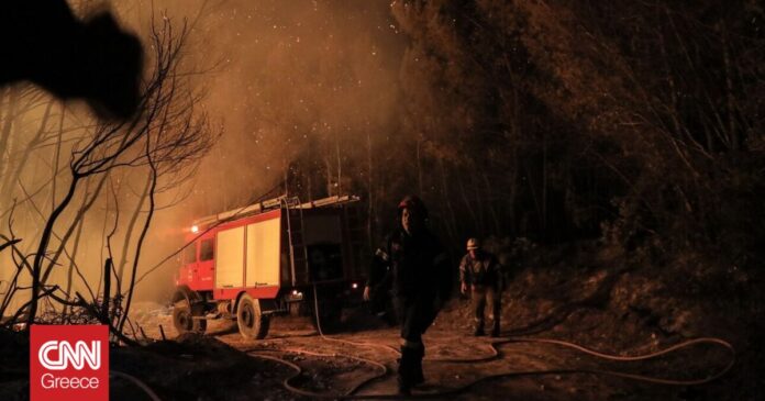 1663010483_Φωτιά-στην-Κεφαλονιά-Καίει-κοντά-σε-σπίτια-Επί-τόπου.jpg