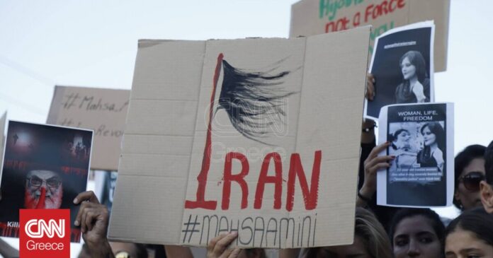 1664043961_Μάχσα-Αμινί-Γυναίκες-έκοψαν-τα-μαλλιά-τους-στο-Σύνταγμα-διαμαρτυρόμενες.jpg