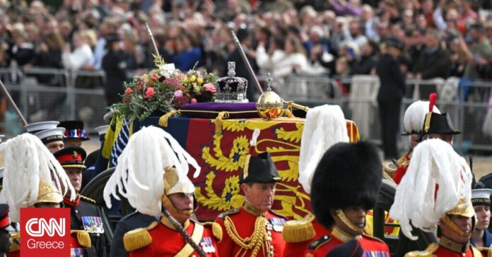 Καρέ-καρέ-η-πομπή-της-Βασίλισσας-Ελισάβετ-προς-την-Αψίδα.jpg