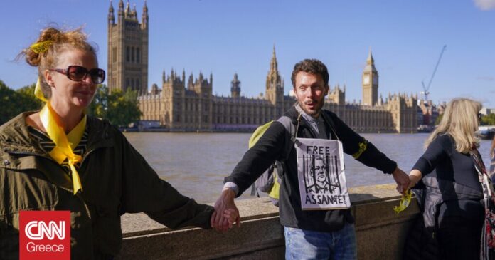 Βρετανία-Ανθρώπινη-αλυσίδα-στο-κοινοβούλιο-κατά-της-έκδοσης-Ασάνζ-στις.jpg