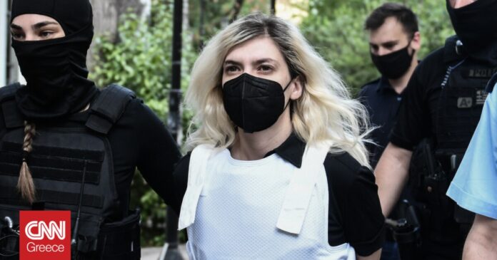 Ενώπιον-της-ανακρίτριας-η-Ρούλα-Πισπιρίγκου-κατηγορούμενη-για-τις-δολοφονίες.jpg