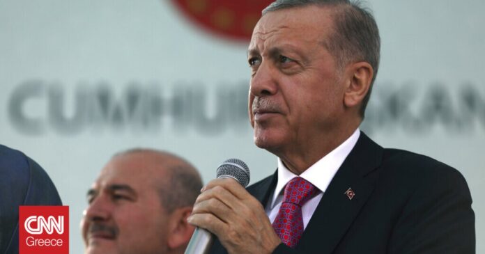 Ο-Ερντογάν-κομπάζει-για-τους-Tayfun-με-το-βλέμμα-στην.jpg