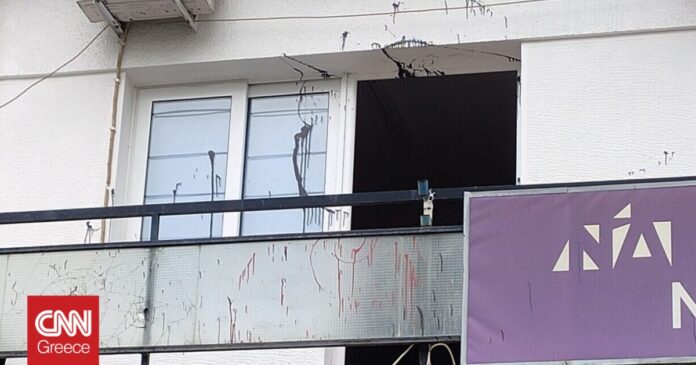 1671445633_Λάρισα-Επίθεση-με-μπογιές-στα-γραφεία-της-Νέας-Δημοκρατίας.jpg