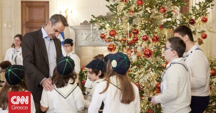 1671882565_Μητσοτάκης-Χριστουγεννιάτικα-κάλαντα-στο-Μαξίμου.jpg