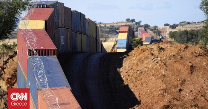 Αριζόνα-Κατεδαφίζεται-το-τείχος-από-κοντέινερ-στα-σύνορα-με-το.jpg