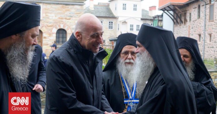 Νίκος-Δένδιας-Συγκινημένος-με-την-υποδοχή-του-στο-Άγιο-Όρος.jpg