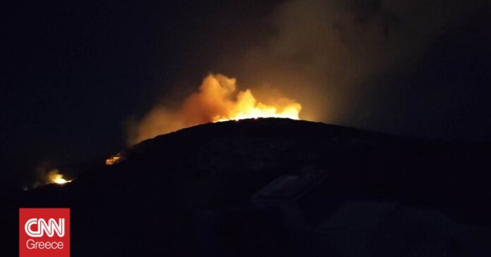 1673041111_Μεγάλη-φωτιά-στους-Φούρνους-Είναι-ορατή-από-Ικαρία-και.jpg