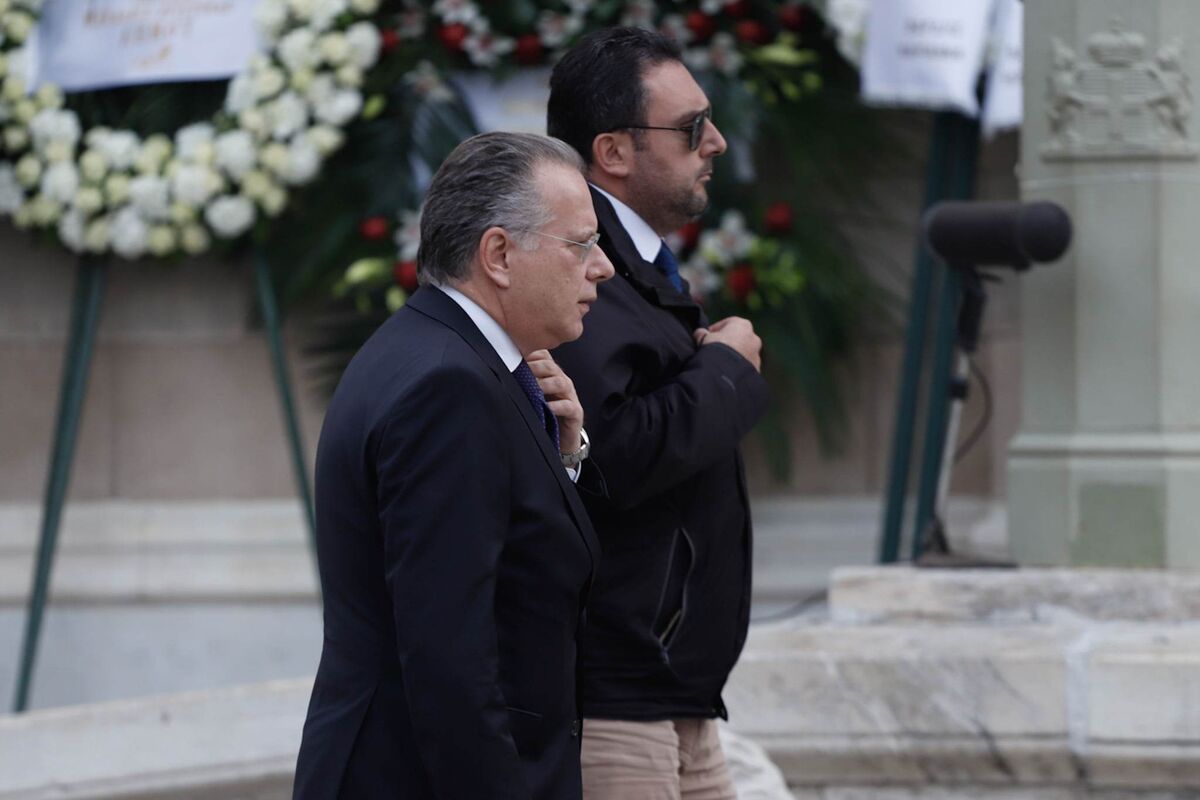 Ο Γιώργος Κουμουτσάκος στην Μητρόπολη για την κηδεία του τέως βασιλιά Κωνσταντίνου