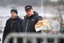 Σουηδία: Ακροδεξιοί διαδηλωτές έκαψαν το Κοράνι – Καταδίκασε ο Σουηδός ΥΠΕΞ