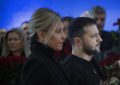 Ουκρανία: Συντετριμμένος ο Ζελένσκι στην κηδεία των θυμάτων από την πτώση του ελικοπτέρου