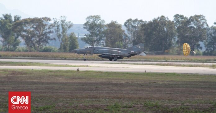 Πτώση-F-4-Phantom-Τα-δύο-αεροσκάφη-πραγματοποιούσαν-εκπαιδευτική-πτήση-χαμηλής.jpg