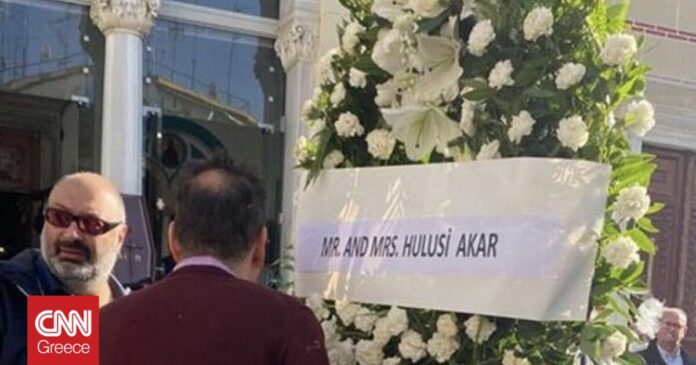 Το-στεφάνι-του-Χουλουσί-Ακάρ-στην-κηδεία-της-μητέρας-του.jpg