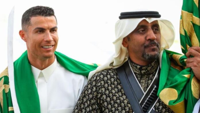 Με-παραδοσιακή-ενδυμασία-της-Σαουδικής-Αραβίας-ο-Ρονάλντο.jpg