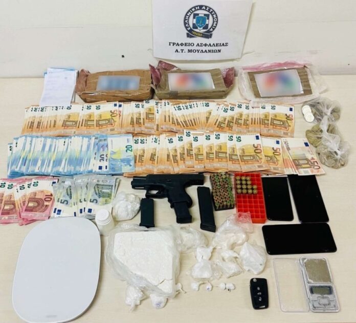 1677928224_Βρήκαν-όπλο-και-πολύ-χρήμα-στα-σπίτια-διακινητή-κοκαΐνης.jpg