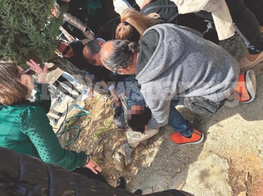 Βόλος: Ο βουλευτής Μαραβέγιας έσωσε ηλικιωμένη που λιποθύμησε στον Επιτάφιο – Δείτε φωτογραφίες 1 maravegias2