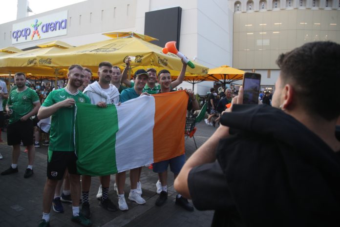 Έλληνες-και-Ιρλανδοί-μαζί-έξω-από-την-OPAP-Arena-ΦΩΤΟ.jpg