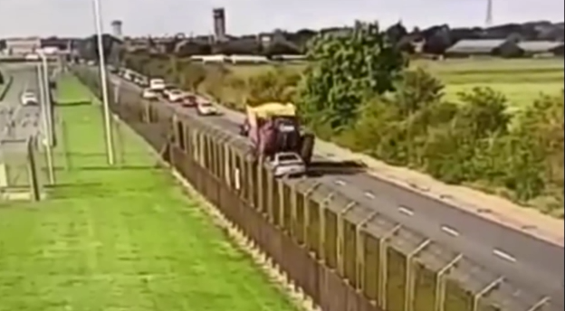 Βρετανία-Σοκ-προκαλεί-η-εικόνα-που-δείχνει-τρακτέρ-να-καταπίνει.png
