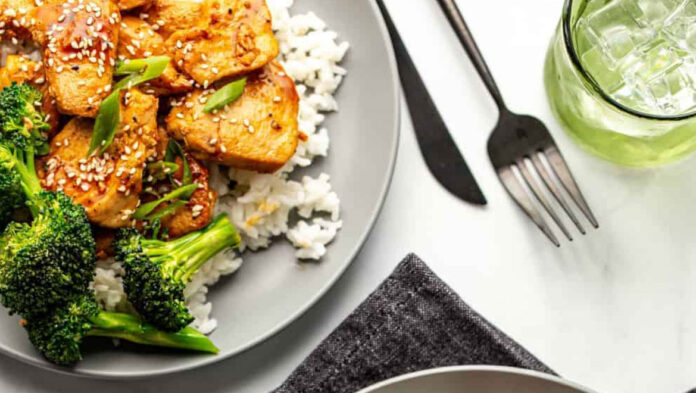 Κοτόπουλο-με-μέλι-ρύζι-και-μπρόκολο-για-ένα-χορταστικό-πλήρες.jpg
