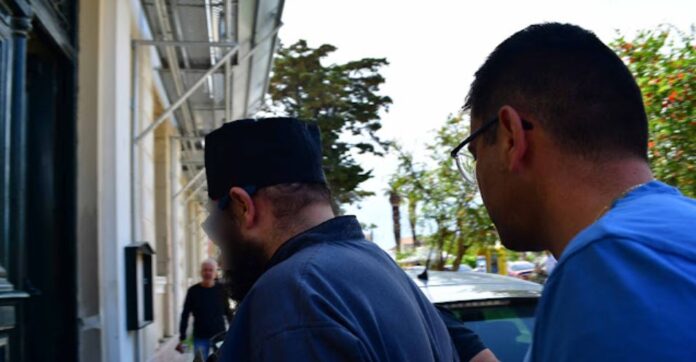 Ναύπλιο-Ελεύθερος-με-περιοριστικούς-όρους-ο-ιερέας-που-έστειλε-ροζ.jpg