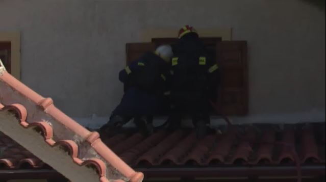 1689795508_Λουτράκι-Ντοκουμέντο-από-δραματική-επιχείρηση-πυροσβεστών-για-διάσωση-σπιτιού.jpg