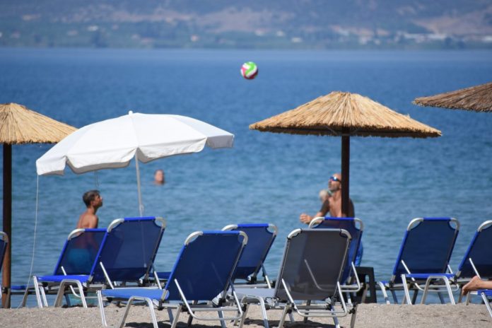 Καλοκαίρι-Κοσμοπλημμύρα-στις-παραλίες-Αττικής-amp-Θεσσαλονίκης-–-Ετοιμάζονται-για.jpg
