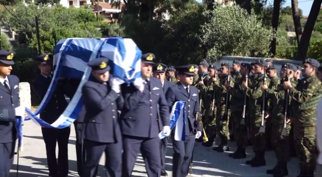 Κρήτη-Ράγισαν-καρδιές-στην-κηδεία-του-ήρωα-πιλότου-Χρήστου-Μουλά.png