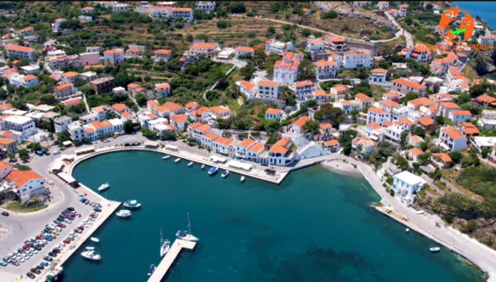 1692122640_Ταξιδεύουμε-σε-ένα-ξεχωριστό-παραθαλάσσιο-χωριό-στο-νησί-της-απόλυτης.png