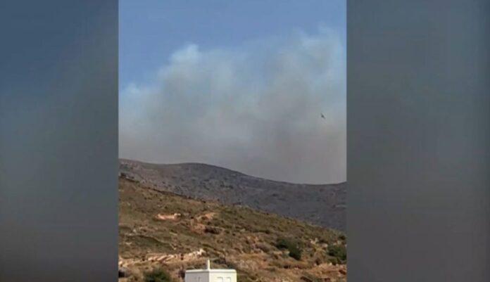 Άνδρος-Καίει-ανεξέλεγκτα-η-φωτιά-που-ξέσπασε-από-κεραυνό-–.jpg