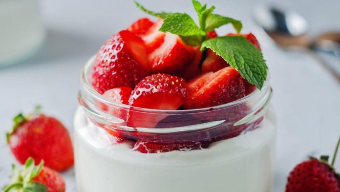 Δροσιστικό-γλυκό-με-γιαούρτι.jpg