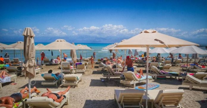 Παραλίες-Τι-προβλέπει-ο-νόμος-για-ομπρέλες-amp-ξαπλώστρες-στον.jpg