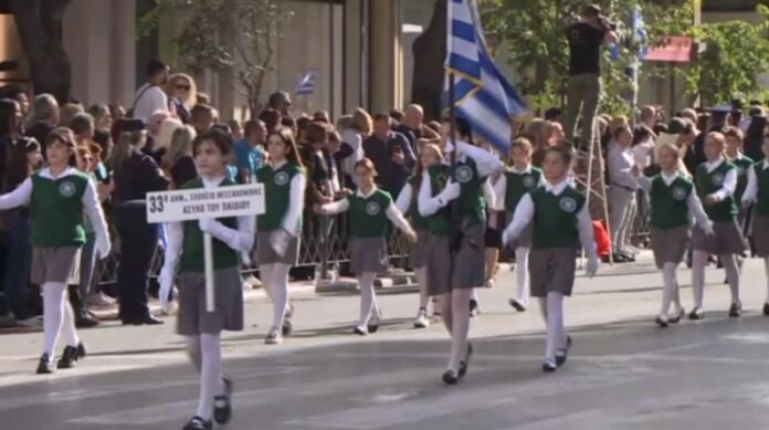 28η-Οκτωβρίου-Με-λαμπρότητα-τελέστηκε-η-μαθητική-παρέλαση-στη-Θεσσαλονίκη.jpg