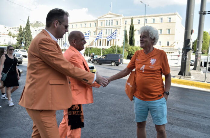 Οι-Ολλανδοί-οπαδοί-στο-κέντρο-της-Αθήνας-ΦΩΤΟρεπορτάζ.jpg