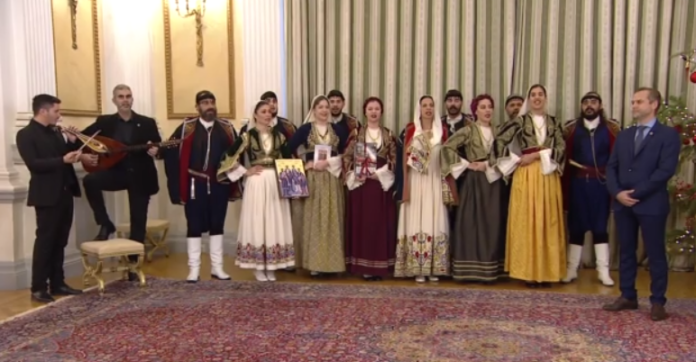 1703417601_Χριστούγεννα-Τα-παραδοσιακά-κάλαντα-άκουσε-η-Πρόεδρος-της-Δημοκρατίας.png