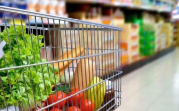 Ακρίβεια: «Ζαλίζουν» τους καταναλωτές οι ανατιμήσεις – Περιορίζουν τα ψώνια στα σούπερ μάρκετ