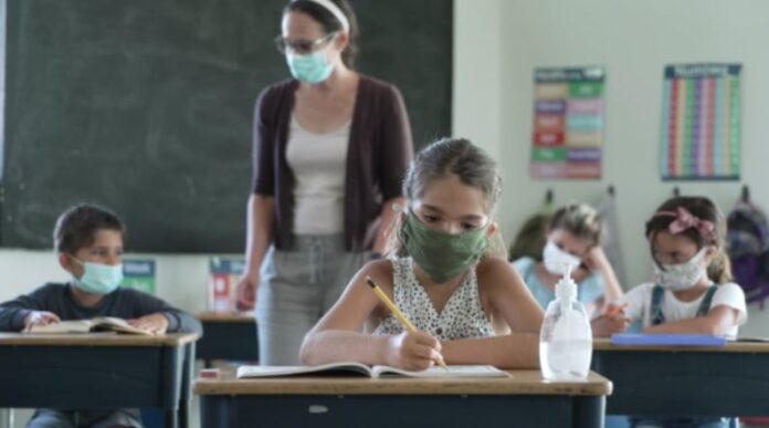 Κορωνοϊός-Άνοιξαν-τα-σχολεία-εν-μέσω-έξαρσης-κρουσμάτων-και-ιώσεων.jpg