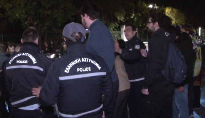 Αιφνιδιαστική-παρέμβαση-φοιτητών-στο-Μέγαρο-Μαξίμου-–-Ένταση-με-την.png