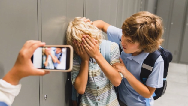 Βία-ανηλίκων-Τα-παιδιά-έχουν-smartphones-και-βλέπουν-πολλά-–.png