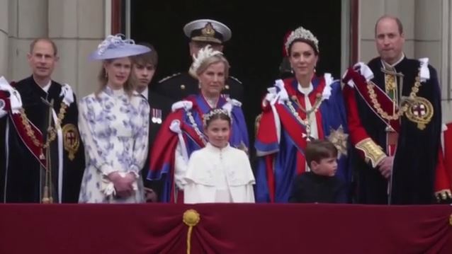 Βρετανία-Δίπλα-στον-βασιλιά-Κάρολο-η-Κέιτ-με-τα-παιδιά.jpg