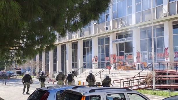 Θεσσαλονίκη-Επεισόδια-με-πέτρες-και-χημικά-στο-ΑΠΘ.jpg
