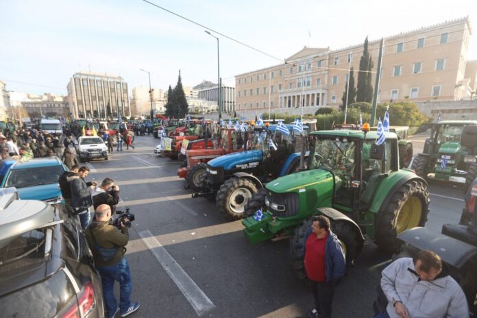 Στα-τρακτέρ-διανυκτέρευσαν-οι-αγρότες-–-Ζητούν-πρόσθετα-μέτρα-στήριξης.jpg