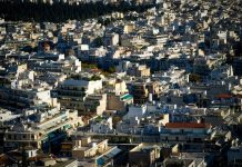 Ενοίκια, ακρίβεια & χαμηλοί μισθοί κρατούν τους νέους στο πατρικό