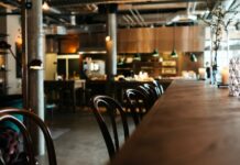 Κάθετη πτώση τζίρου στην εστίαση – Οι Έλληνες βγαίνουν μόνο τα σαββατοκύριακα λόγω της ακρίβειας