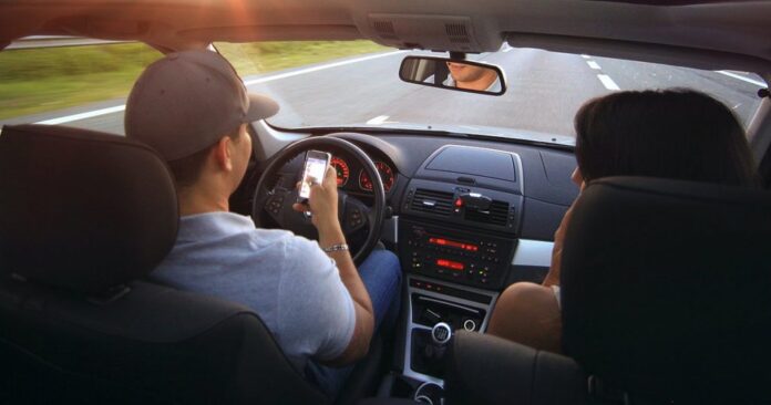 man-on-his-phone-while-driving_77761_434857_type13028-1024x538.jpg